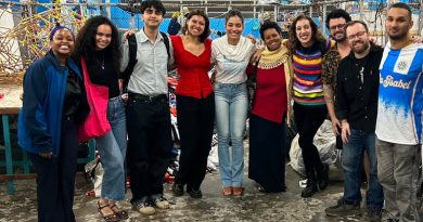 Alunos de Harvard fazem imersão cultural no barracão da Vila Isabel