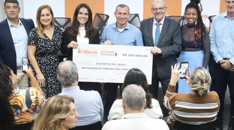 Niterói Empreendedora realiza mais uma entrega de cheques simbólicos para beneficiários do programa