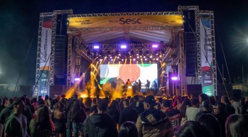 Festival Sesc de Inverno reúne 13 mil pessoas na Praça Tia Uia, em Búzios