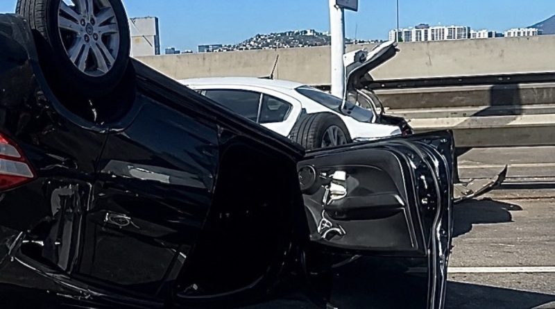 Acidente com capotamento interdita pistas e complica trânsito na Ponte Rio-Niterói