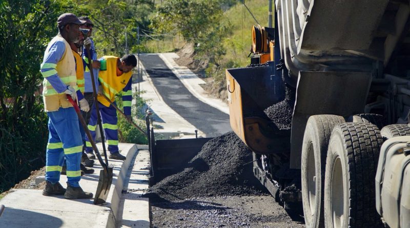 São Gonçalo: Mais uma rua no bairro Santa Izabel recebe pavimentação