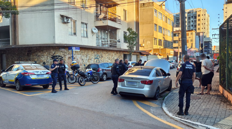Guarda Municipal de Volta Redonda recupera veículo clonado com registro de furto e conduz três pessoas à delegacia