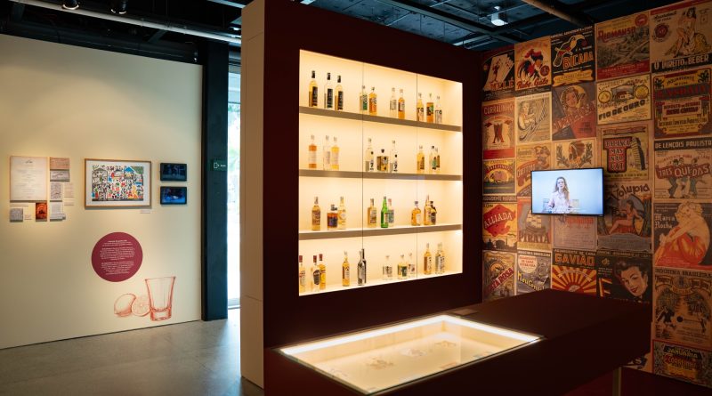 “O Brasil na garrafa”: exposição na Casa Firjan celebra símbolo da brasilidade e do sucesso da indústria fluminense