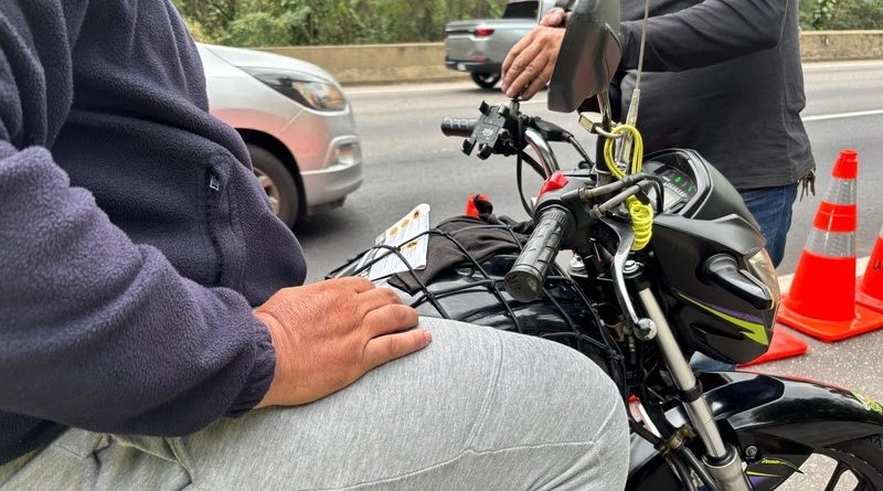 Dia do Motociclista: Lamsa distribui 500 antenas antilinha e reforça alerta para segurança no trânsito