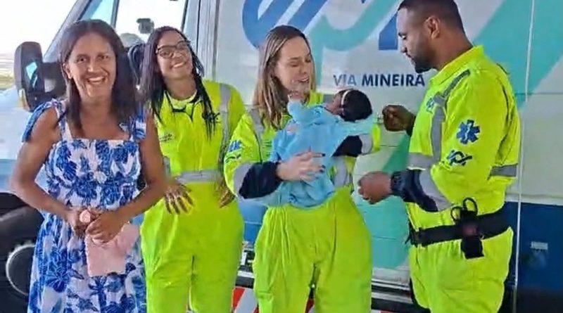 Mãe e bebê reencontram equipe da EPR Via Mineira que prestou o primeiro atendimento após parto em casa