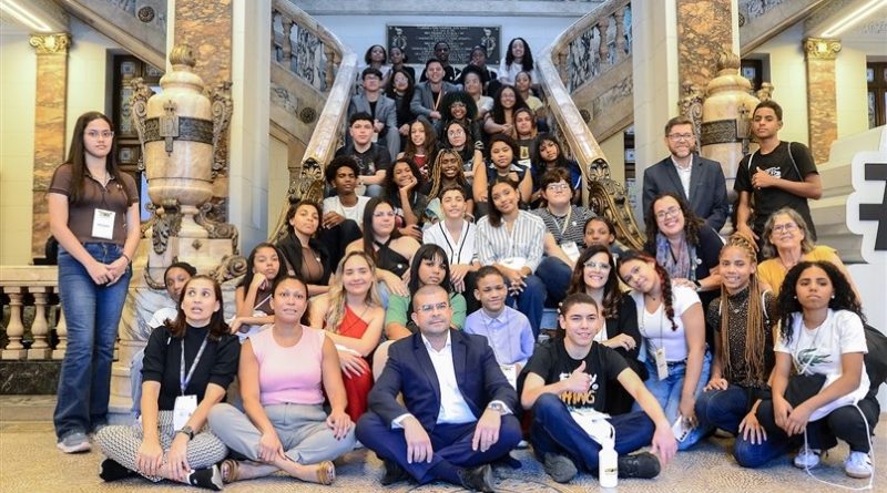 Palácio Tiradentes recebe comitê de participação de adolescentes para visita guiada