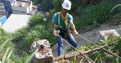 A 40 metros de altura: obra de saneamento no Morro da Providência conta com uso de rapel
