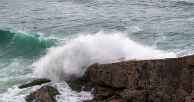 Marinha emite alerta de ressaca com ondas de até 3 metros