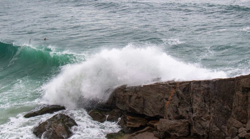 Marinha emite alerta de ressaca com ondas de até 3 metros