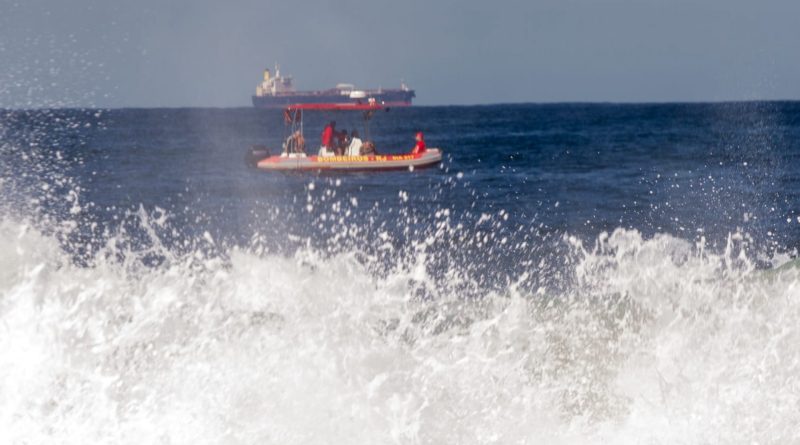 Bombeiros buscam por turista goiano arrastado pelo mar de Copacabana