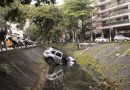 Carro cai em canal após colisão no Jardim Botânico