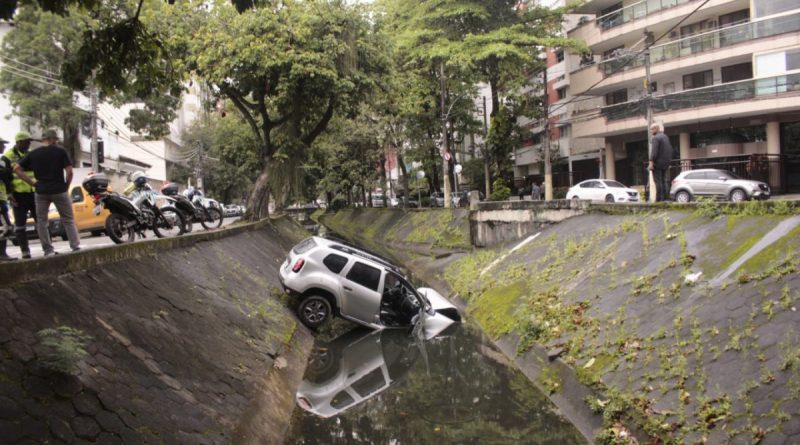 Carro cai em canal após colisão no Jardim Botânico