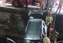 Carro cai em canal após colisão no Jardim Botânico