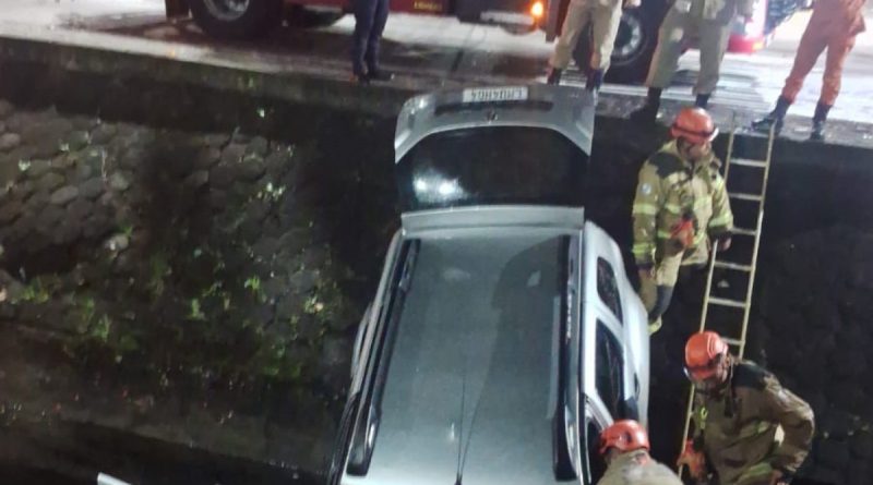 Carro cai em canal após colisão no Jardim Botânico