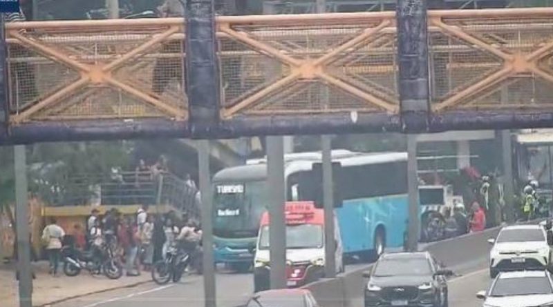 Ônibus atropela pedestre na Avenida Brasil