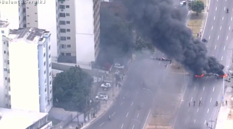 Barricadas são incendiadas em meio a ação da Civil na Mangueira