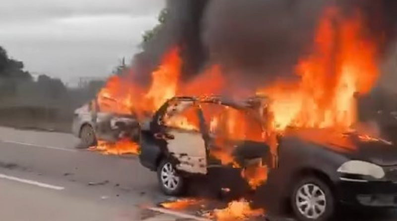 Carros são incendiados em manifestação na Rio-Santos