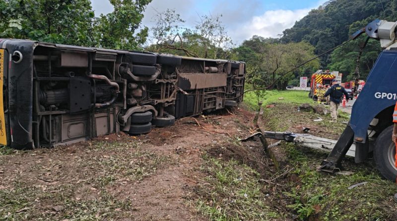Polícia identifica novas vítimas mortas em acidente de ônibus em Petrópolis