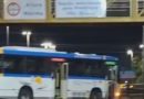 Ônibus são usados como barricadas durante operação na Gardênia Azul
