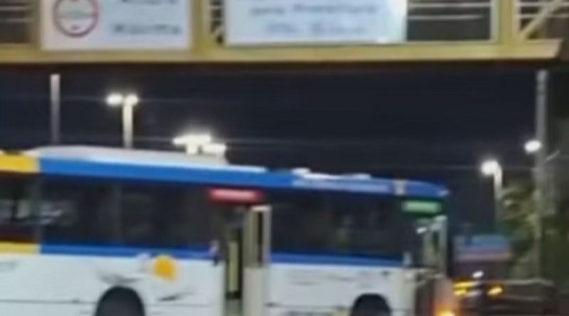Ônibus são usados como barricadas durante operação na Gardênia Azul