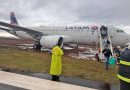 Avião com 151 passageiros sai da pista durante pouso e atola na lama