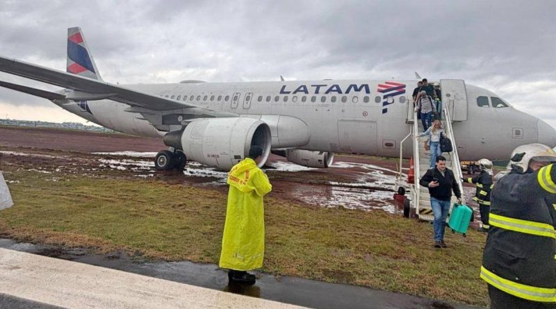 Avião com 151 passageiros sai da pista durante pouso e atola na lama