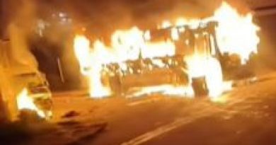 Ônibus é incendiado por criminosos na Taquara