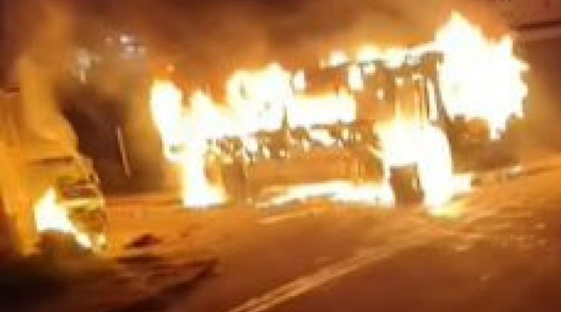 Ônibus é incendiado por criminosos na Taquara
