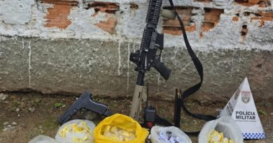 Fuzil e drogas são apreendidos em operação da PM em Mesquita
