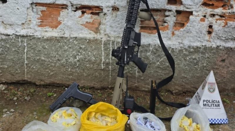 Fuzil e drogas são apreendidos em operação da PM em Mesquita