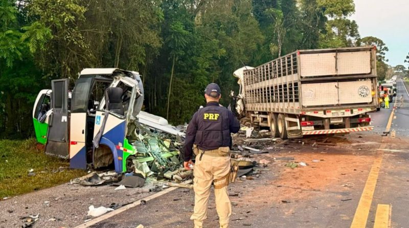 Colisão entre ônibus e caminhão deixa 23 mortos no Paraná