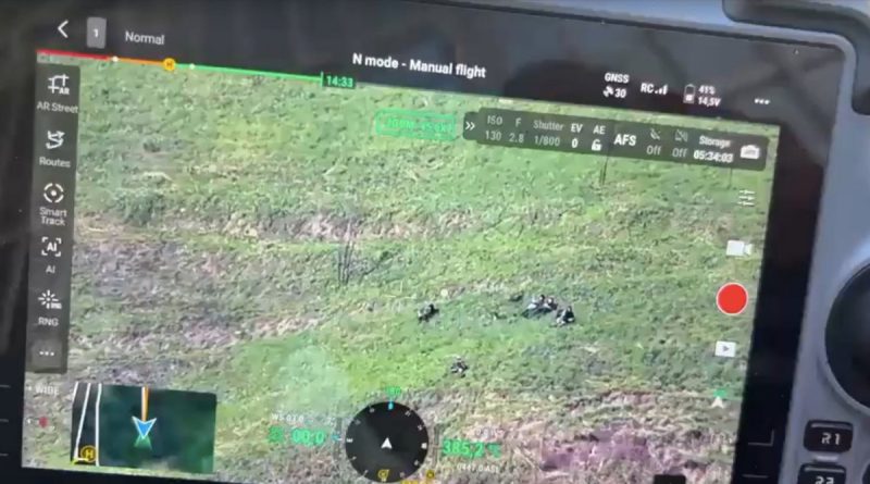 Drone da PM flagra fuga de criminosos por área de mata