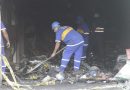 Equipes realizam limpeza e escoramento de imóvel que pegou fogo
