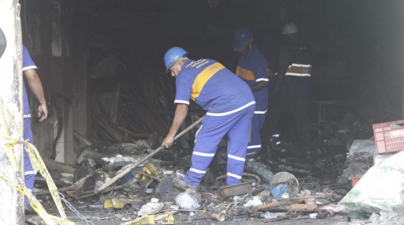 Equipes realizam limpeza e escoramento de imóvel que pegou fogo