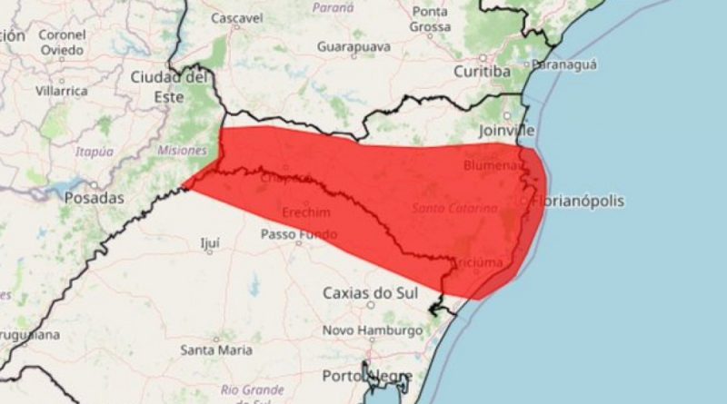 Fortes chuvas em Santa Catarina causam alagamentos e correntezas