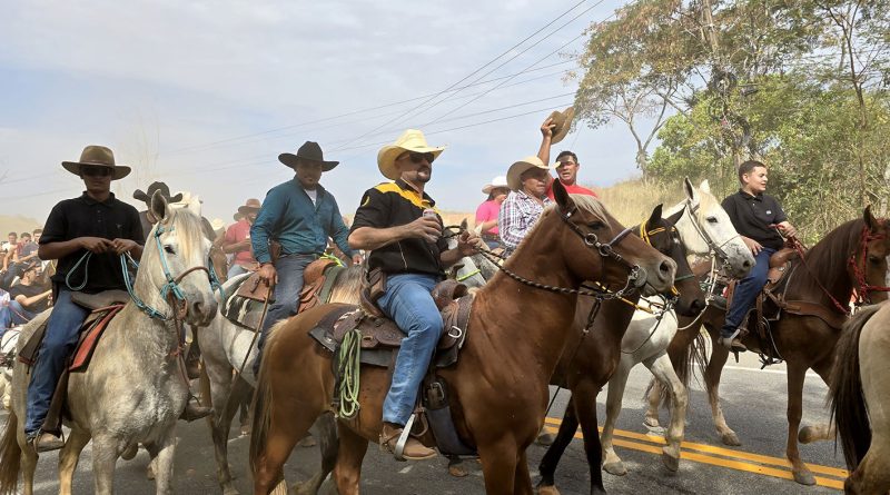 Macaé: Cavalgada reúne moradores e visitantes na Festa Alternativa de Córrego do Ouro