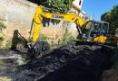 Prefeitura de Três Rios amplia capacidade de drenagem com desassoreamento de córrego na Vila Isabel