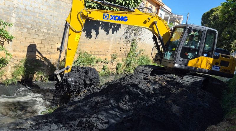 Prefeitura de Três Rios amplia capacidade de drenagem com desassoreamento de córrego na Vila Isabel