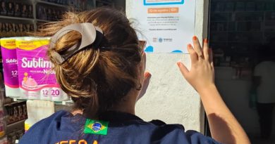 Prefeitura Petrópolis faz panfletagem no Caxambu sobre simulado de chuva forte