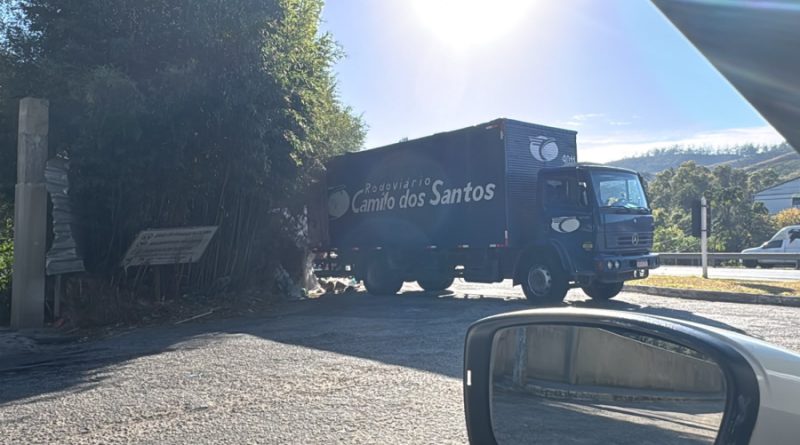 Prefeitura de Petrópolis identifica e autua empresa após flagrante de descarte irregular na BR-040