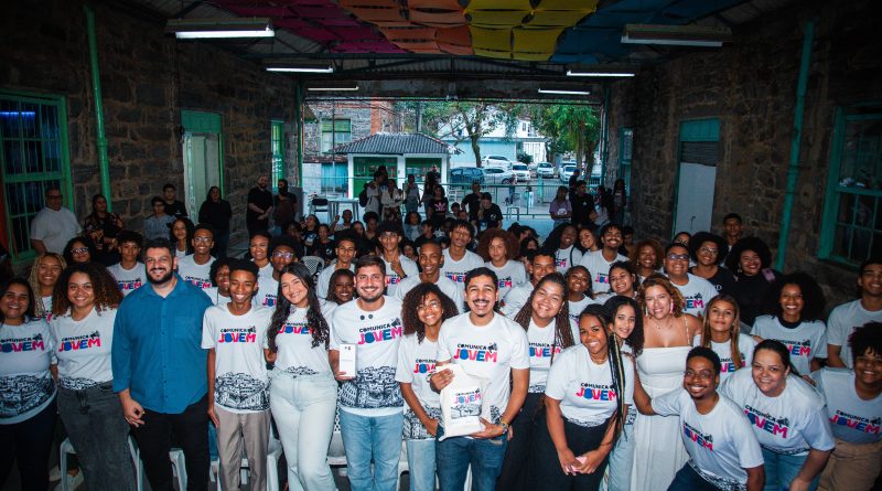 Entrega de 50 celulares do Comunica Jovem marca encerramento da Semana da Juventude em Paracambi
