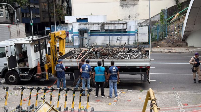 Subprefeitura da Zona Sul remove 40 carcaças de bicicletas abandonadas em Copacabana