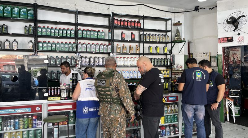 Fiscalização encontra produtos e serviços irregulares em lojas de lubrificantes na Zona Norte do Rio