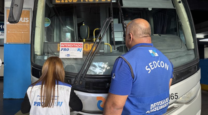Fiscalização em terminal rodoviário no Centro do Rio interdita três veículos