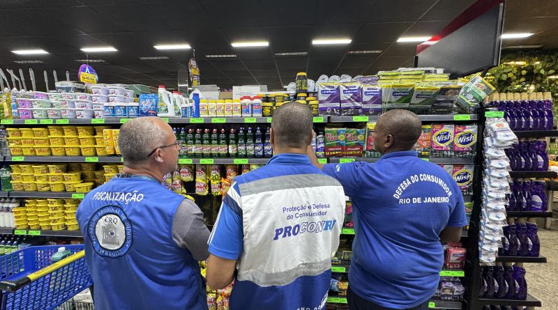 Mais de 950 quilos de alimentos impróprios para o consumo são apreendidos em Duque de Caxias