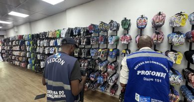 Fiscalização na Baixada Fluminense apreende 3.690 mil pares de chinelos falsificados