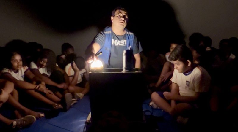 Alunos da rede municipal de Nova Iguaçu ampliam aprendizado com planetário na escola