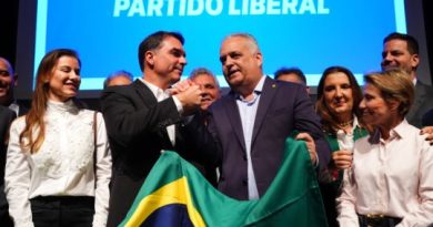 Flávio Bolsonaro anuncia deputado Alfredo Gaspar como vice na chapa dele à Presidência