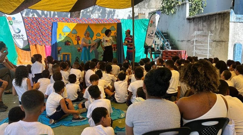 Histórias sobre a água escritas por alunos viram livro e são entregues em evento na Zona Oeste