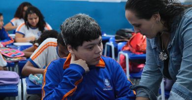 Aluno que perdeu a visão reencontra autonomia em escola da rede municipal de Nova Iguaçu